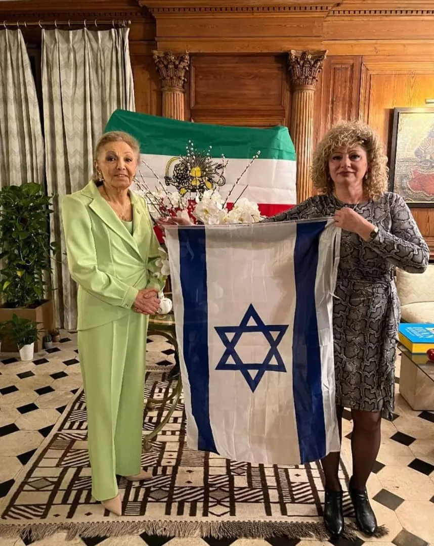 פגישה עם המלכה הגולה בפריז